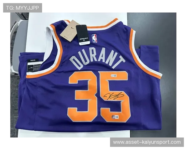 球员在赛后与球迷互动送出签名球衣,球员亲签球衣去哪里买 球员在赛后与球迷互动送出签名球衣,球员亲签球衣去哪里买