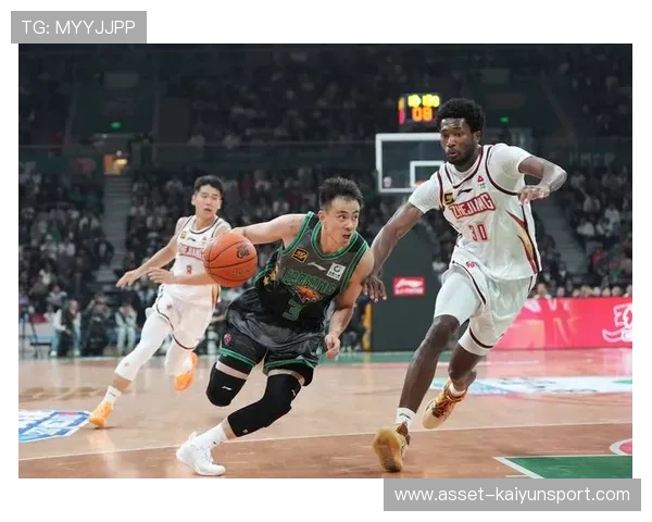 CBA北京后场封盖转为快攻稳稳拿下三分，展现无与伦比的篮球智慧