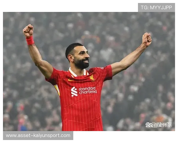 利物浦连续快攻，萨拉赫横传无人盯防却将球打飞