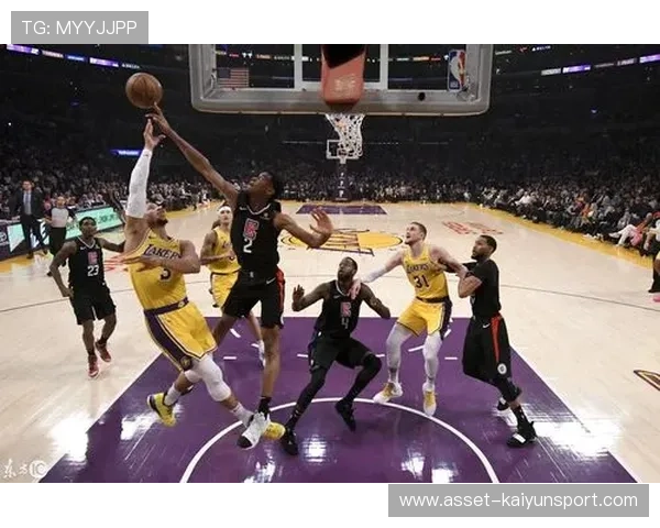 洛杉矶湖人对阵洛杉矶快船：海斯 禁区封盖，比分拉锯到最后，洛杉矶湖人队与快船直播
